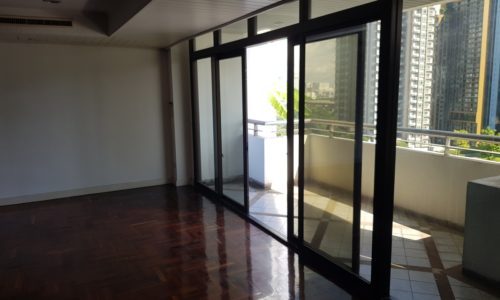 A large apartment for sale on Sukhumvit 11 with 3 bedrooms on a mid-floor is available now in Kallista Mansion