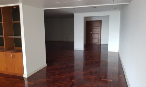 Large apartment for sale in Sukhumvit 11 - 3-bedroom - mid-floor - channel view - Kallista Mansion
