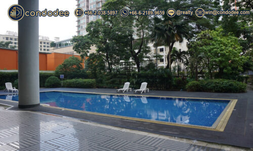 swimming pool of Le Raffine Sukhumvit 24 Luxury duplex condo with private infinity pool on Sukhumvit 24 in Phrom Phong, Bangkok | คอนโดดูเพล็กซ์หรูพร้อมสระว่ายน้ำส่วนตัว สุขุมวิท 24
