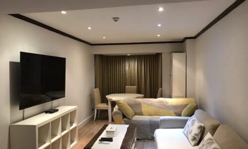 This 1-bedroom condo on Soi Nana (Sukhumvit 4) is located on a high floor of a popular Omni Tower condominium near BTS Nana