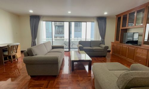 This large apartment on Sukhumvit 23 is available now for sale at a very good price in Le Premier 1 condominium near BTS Asoke and MRT Sukhumvit in Bangkok's most central area