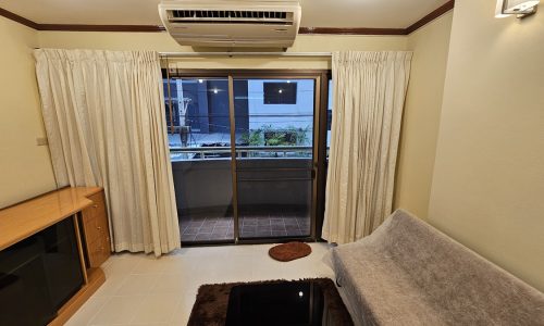 This condo on Sukhumvit 26 with 2 bedrooms is available now in the Aree Place condominium in Phrom Phong in Bangkok CBD