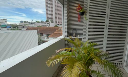 This pet-friendly well-maintained condo is available now in Tristan Sukhumvit 39 condominium in Phrom Phong in Bangkok CBD