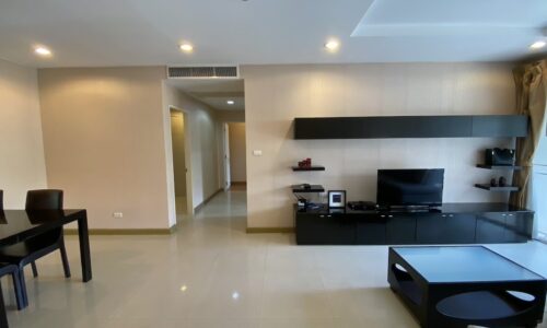A quiet condo on Sukhumvit 39 is available now in The Rise Sukhumvit 39 condominium in Phrom Phong