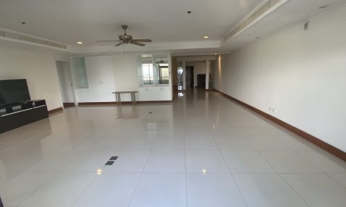 This large condo on Sukhumvit 11 in Nana District is available now in the popular Kallista Mansion condominium in Bangkok CBD