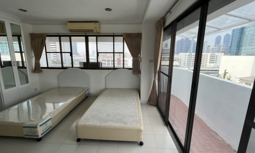 This affordable 3-bedroom condo is located near NIST International School in Ruamjai Heights condominium on Sukhumvit 15 in Bangkok CBD