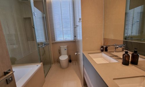 Asoke condo near University is available now. This 2-bedroom condo is located on a high floor (20+) of one of the most luxurious condominium projects in Asoke - The Esse Asoke.