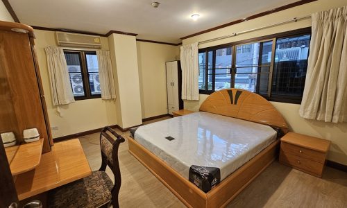 This condo on Sukhumvit 26 with 2 bedrooms is available now in the Aree Place condominium in Phrom Phong in Bangkok CBD