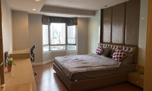 3-bedroom condo for sale in Prompong - 2 balconies - mid-floor - Royal Castle