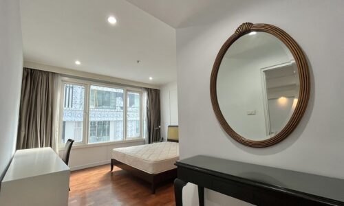 This condo near BTS Prompong on Sukhumvit 24 with 2 bedrooms is available at Baan Siri 24 condominium