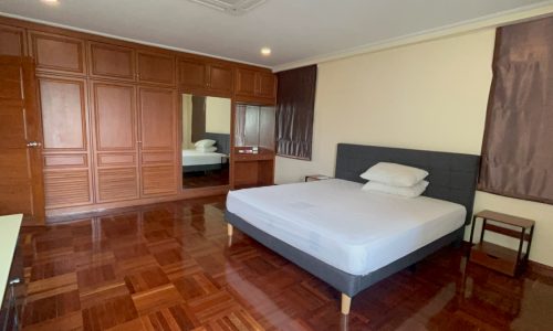 This large apartment on Sukhumvit 23 is available now for sale at a very good price in Le Premier 1 condominium near BTS Asoke and MRT Sukhumvit in Bangkok's most central area