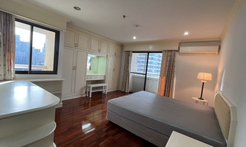 This large condo near BTS Promong is available now in a popular Baan Suanpetch Sukhumvit 39 condominium in Bangkok CBD