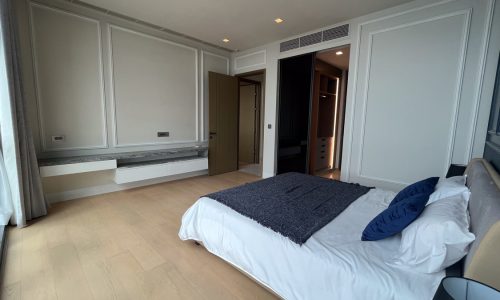 This luxury pet-friendly large condo is available now in a popular The Monument Thong Lo condominium by Sansiri PCL on Sukhumvit 55 in Bangkok CBD