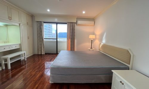 This large condo near BTS Promong is available now in a popular Baan Suanpetch Sukhumvit 39 condominium in Bangkok CBD