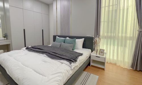 This quiet Bangkok condo in Phrom Phak near Thonglo 25 is available now in the low-rise Villa Sikhara condominium in Bangkok CBD