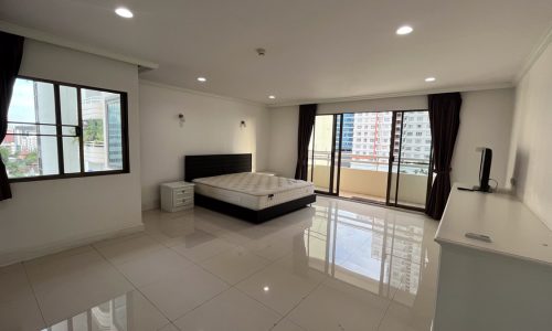 This large condo with 4 balconies is a rare apartment available in Regent on the Park Sukhumvit 26 condominium located just next to BTS Phrom Phong in Bangkok CBD