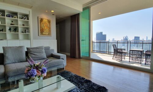 LargA luxury condo for sale in Sukhumvit 31 is available now on one of the top floors of Royce Private Residences