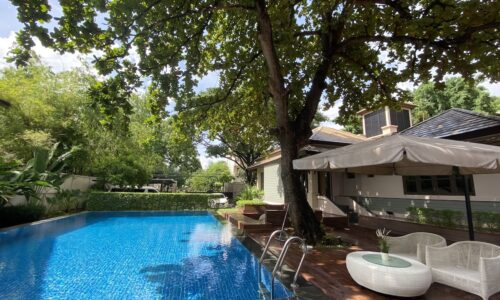 Bangkok poolside villa in Ekkamai for sale - Bali resort-style