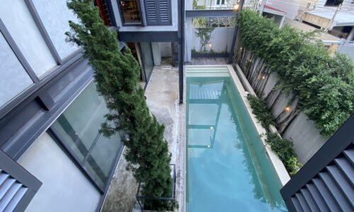 Bangkok house near BTS Ekkamai for sale - 3-story - private pool - 6 bedrooms