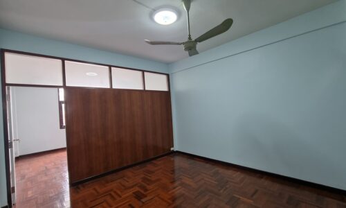 Large townhouse in Sukhumvit 40 for sale - 8-bedroom - large rooftop - business ground floor