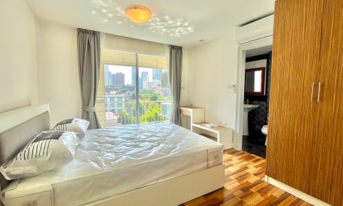 This renovated condo features a nice unblocked view and it's available now in a pet-friendly Tristan Sukhumvit 39 condominium in Bangkok CBD