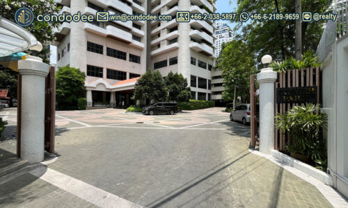 Exterior view of Tower Park Condominium building in Nana, Bangkok, condo for sale Sukhumvit 11 | มุมมอง ภายนอก อาคาร ทาวเวอร์ พาร์ค คอนโดมิเนียม นานา กรุงเทพฯ คอนโด สำหรับขาย สุขุมวิท 11