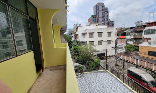 Large townhouse in Sukhumvit 40 for sale - 8-bedroom - large rooftop - business ground floor