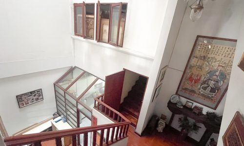 This large townhouse is located between Samitivej Sukhumvit Hospital and Thonglor and it's available now for sale.