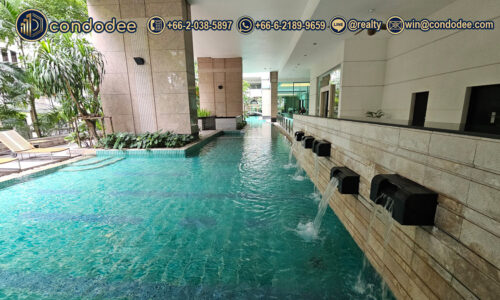 the pool in The Park Chidlom luxury condo for sale in Bangkok near BTS | คอนโดหรู เดอะ พาร์ค ชิดลม ขาย ใกล้ BTS กรุงเทพ