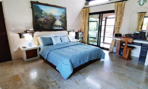 Luxury house for sale in Pattaya - 4-bedroom - private swimming pool - secured village
