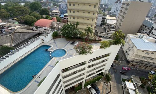 This large condo with a large balcony in Soi Nana (Sukhumvit 4) is available now in the Crystal Garden condominium near Benjakitti Park