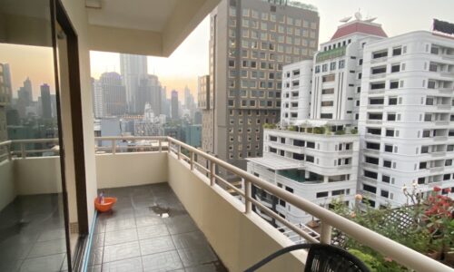 The cheapest 3-bedroom condo in Bangkok CBD is available now on the mid-floor of Saranjao Mansion on Sukhumvit 6