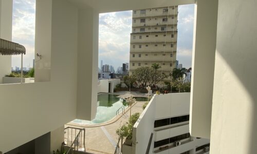 Large apartment with large balcony in Soi Nana (Sukhumvit 4) - 2 bedroom - RENOVATION REQUIRED - Crystal Garden