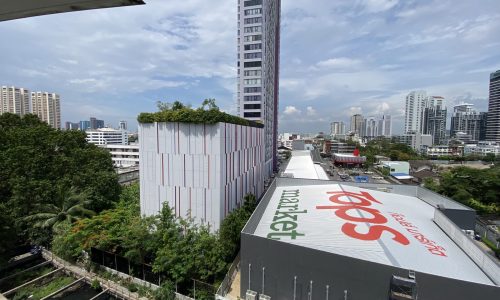 This affordable 2-bedroom condo in Thonglor is available in The Clover condominium in Bangkok CBD
