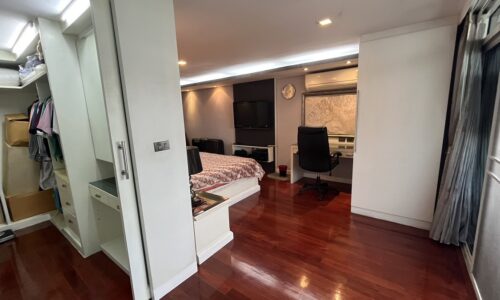 This large condo on Sukhumvit 39 is like new and is available now in Baan Prompong condominium in Bangkok