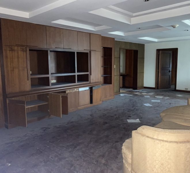 Large condo in Prompong for sale - 2 bedroom - need to renovate - President Park