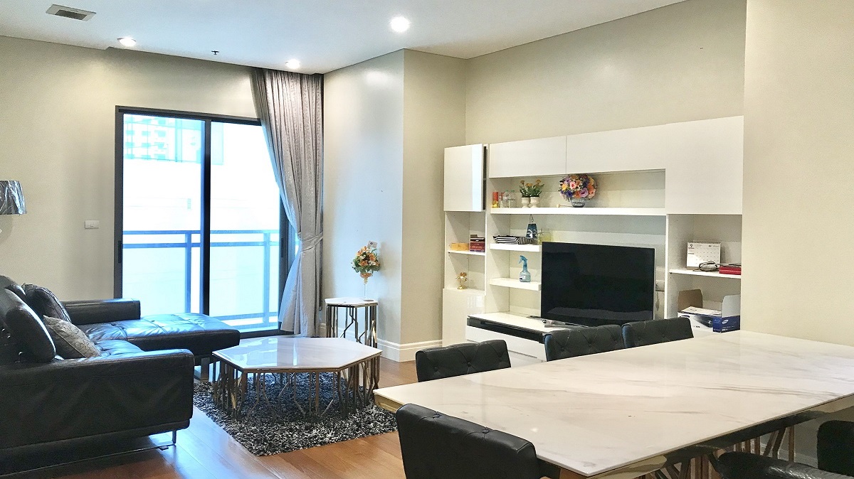 A luxury apartment on Sukhumvit 24 with 1 bedroom on a low floor is available now for sale in Bright Sukhumvit 24