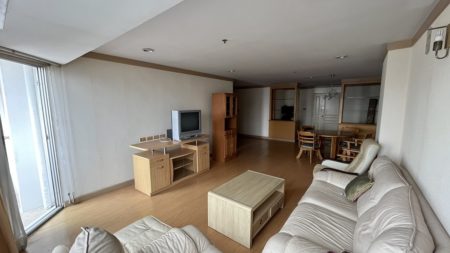 Bangkok apartment for sale on a high floor - 3-bedroom - renovation required - Waterford Diamond