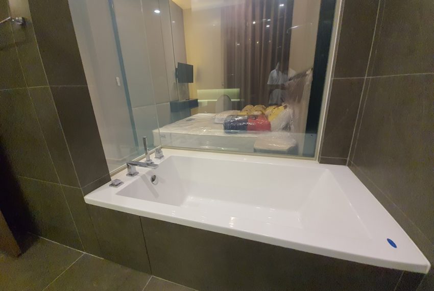 luxury bangkok condo rent - bathtub