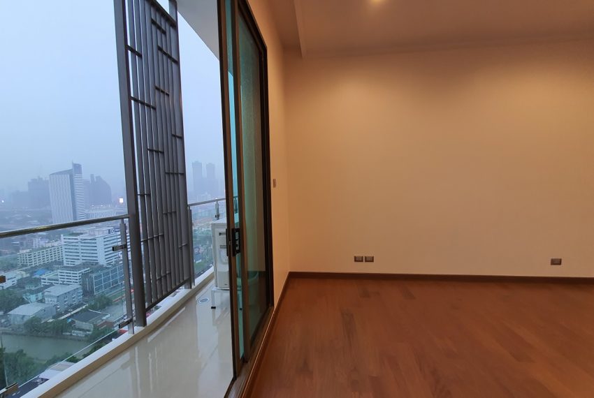 luxury condo rent Prompong Sukhumvit 39 - large balcony
