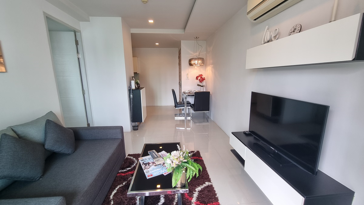 This well-maintained apartment on Sukhumvit 33 is located in a popular Beverly 33 condominium in Bangkok CBD