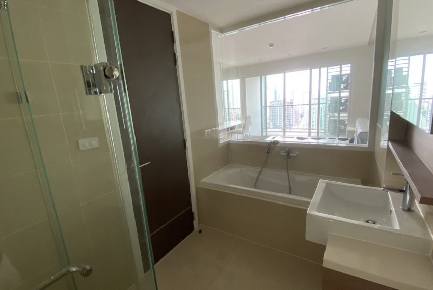 Sukhumvit condo sale Bangkok best view master bathroom