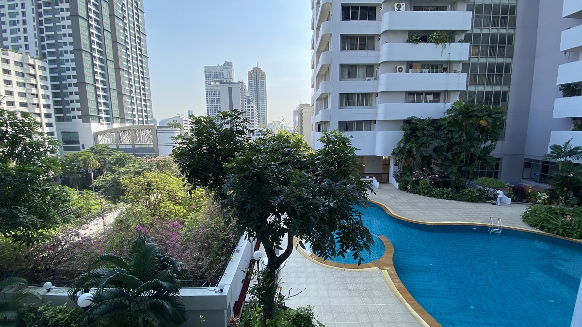 Large Bangkok apartment with greenery view - 3-bedroom - low floor - D.S. Tower 1 Sukhumvit 33