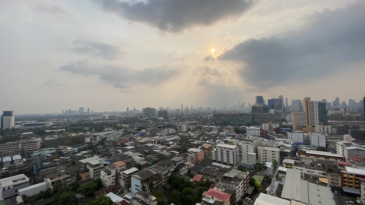 Large Bangkok Condo River-View - Renovation Required - 3-Bedroom - President Park