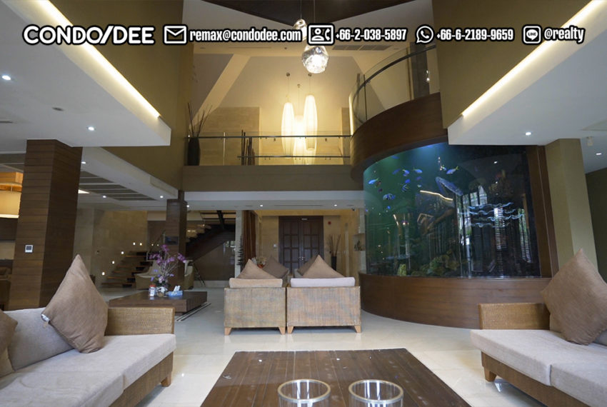 super-luxury Bangkok house sale Sukhumvit 71 living