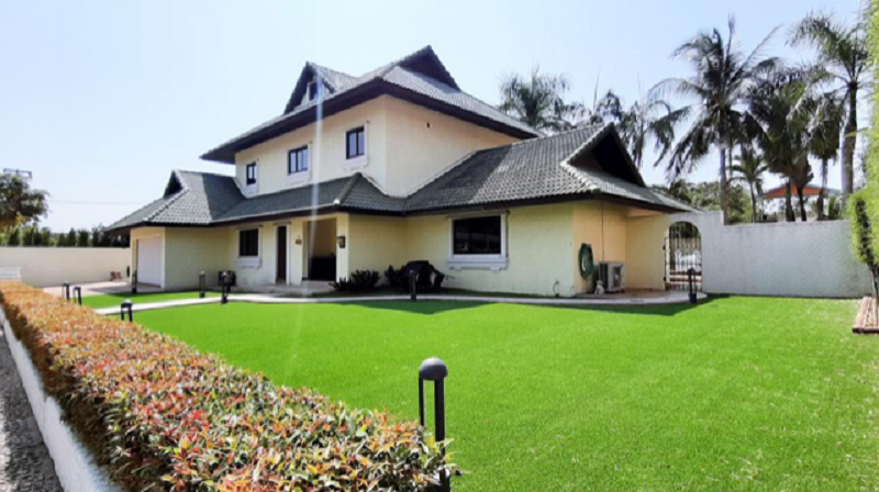 Luxury house for sale in Pattaya - 4-bedroom - private swimming pool - secured village